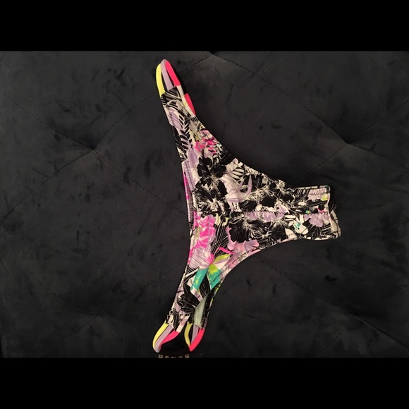 Victoria’s Secret diamond cheeky bottoms! - Picture 4 of 5